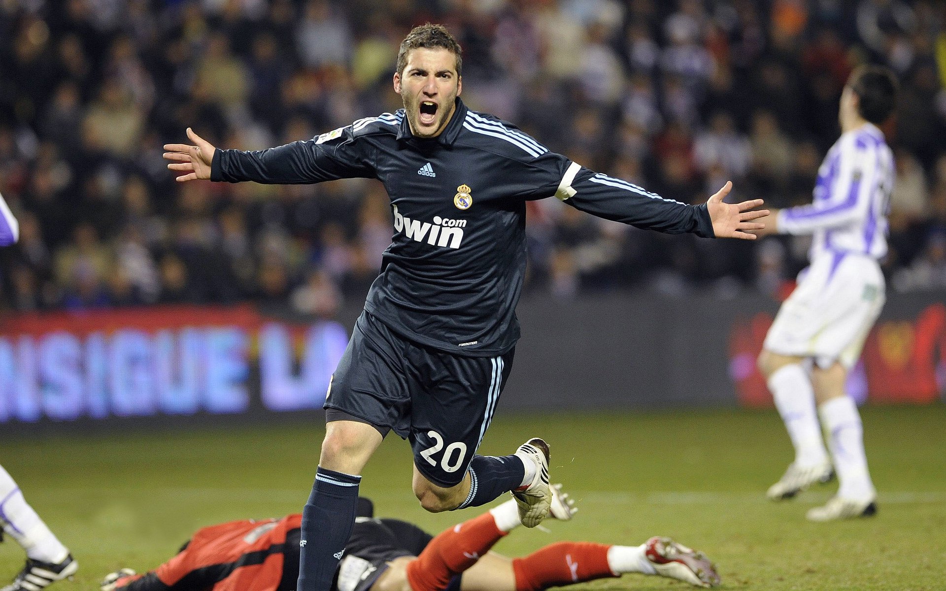 分区决赛常规赛对决在即！利雅得新月演练定位球，广东男篮密集防守应对